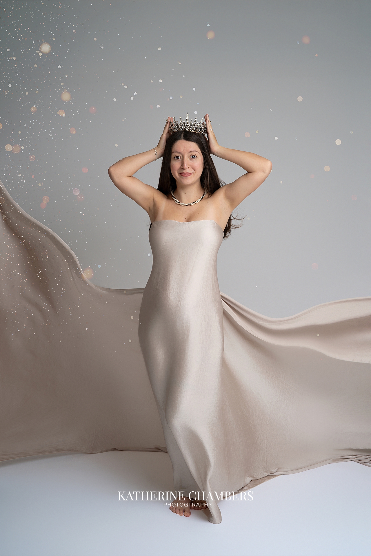 Classic indoor maternity photo style