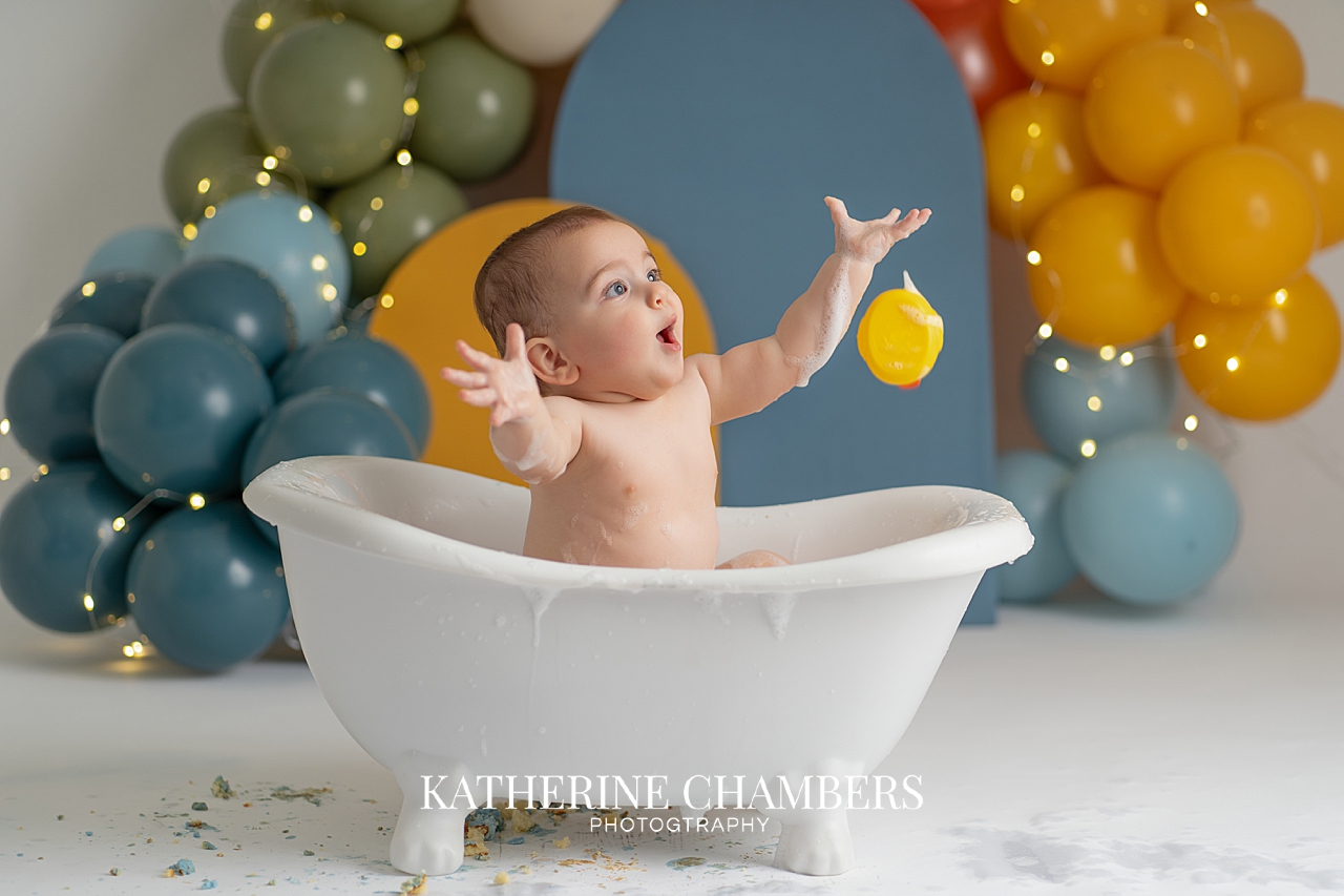The clean up after the cake smash with a bath splash.