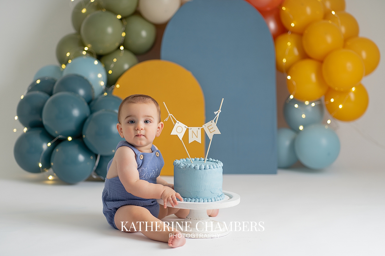 Elijah’s first reaction during his cake smash session as he explores his birthday cake