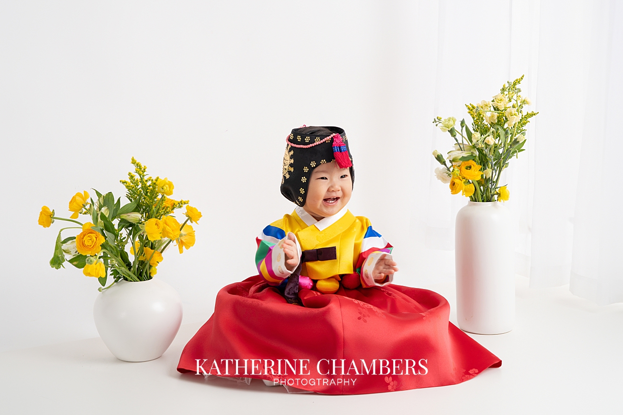 One year old girl smiling during her Korean first birthday photo session